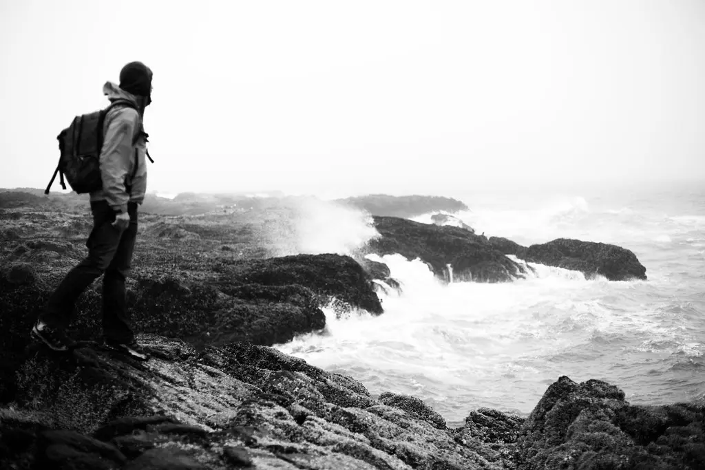 Homme face à une mer en tempête illustrant comment la narration intérieure suit l'état du système nerveux autonome